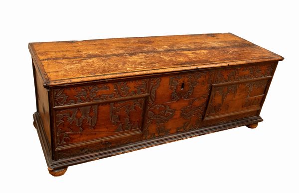 Cassone Luigi XIV italiano pirografato  - Asta  Arredi Antichi, Oggetti d'Arte, Curiosities con una selezione di tappeti - Associazione Nazionale - Case d'Asta italiane