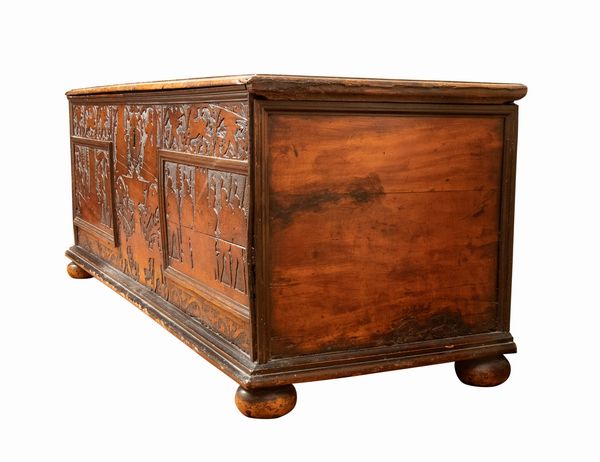 Cassone Luigi XIV italiano pirografato  - Asta  Arredi Antichi, Oggetti d'Arte, Curiosities con una selezione di tappeti - Associazione Nazionale - Case d'Asta italiane