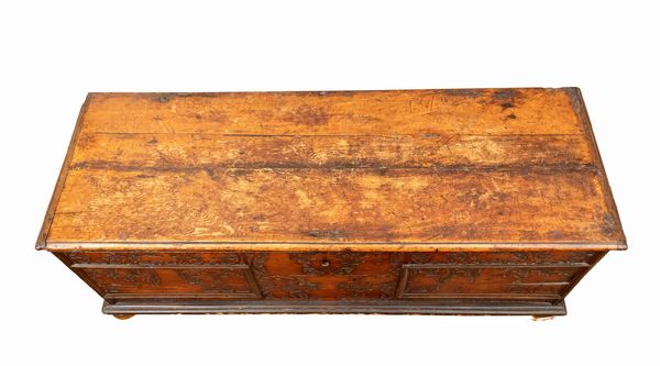 Cassone Luigi XIV italiano pirografato  - Asta  Arredi Antichi, Oggetti d'Arte, Curiosities con una selezione di tappeti - Associazione Nazionale - Case d'Asta italiane