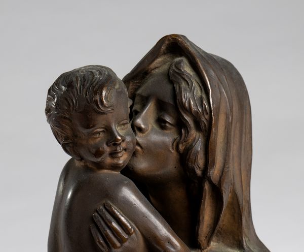 Scultura in bronzo raffigurante Madonna e bambino  - Asta  Arredi Antichi, Oggetti d'Arte, Curiosities con una selezione di tappeti - Associazione Nazionale - Case d'Asta italiane