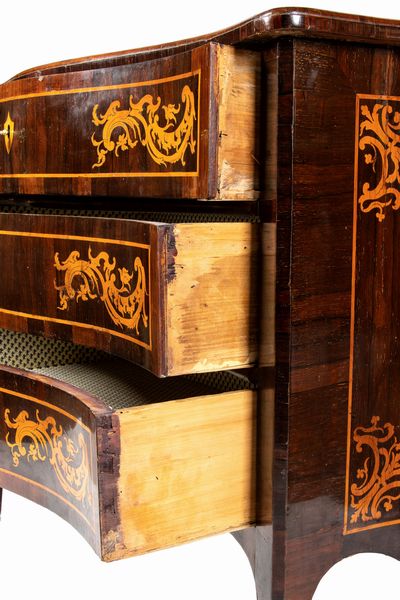 Como italiano in palissandro intarsiato  - Asta  Arredi Antichi, Oggetti d'Arte, Curiosities con una selezione di tappeti - Associazione Nazionale - Case d'Asta italiane