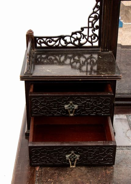 Edwards and Roberts : Scrivania toletta inglese in stile Chippendale  - Asta  Arredi Antichi, Oggetti d'Arte, Curiosities con una selezione di tappeti - Associazione Nazionale - Case d'Asta italiane