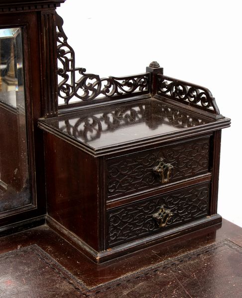 Edwards and Roberts : Scrivania toletta inglese in stile Chippendale  - Asta  Arredi Antichi, Oggetti d'Arte, Curiosities con una selezione di tappeti - Associazione Nazionale - Case d'Asta italiane