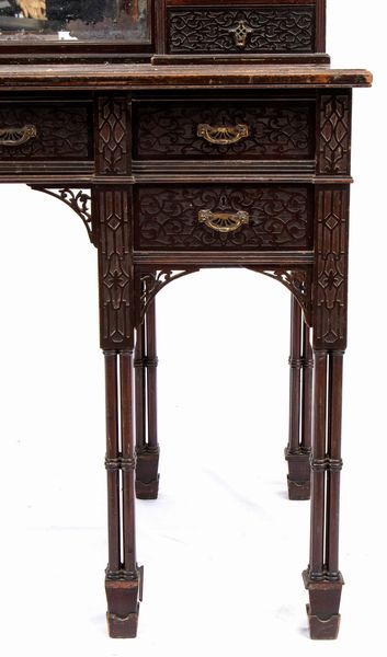 Edwards and Roberts : Scrivania toletta inglese in stile Chippendale  - Asta  Arredi Antichi, Oggetti d'Arte, Curiosities con una selezione di tappeti - Associazione Nazionale - Case d'Asta italiane