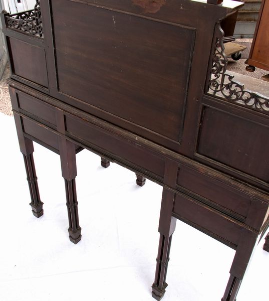 Edwards and Roberts : Scrivania toletta inglese in stile Chippendale  - Asta  Arredi Antichi, Oggetti d'Arte, Curiosities con una selezione di tappeti - Associazione Nazionale - Case d'Asta italiane