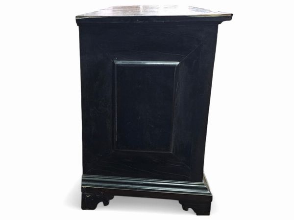 Monetiere italiano in legno ebanizzato e tartaruga  - Asta  Arredi Antichi, Oggetti d'Arte, Curiosities con una selezione di tappeti - Associazione Nazionale - Case d'Asta italiane