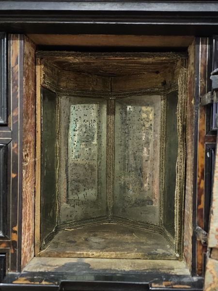 Monetiere italiano in legno ebanizzato e tartaruga  - Asta  Arredi Antichi, Oggetti d'Arte, Curiosities con una selezione di tappeti - Associazione Nazionale - Case d'Asta italiane