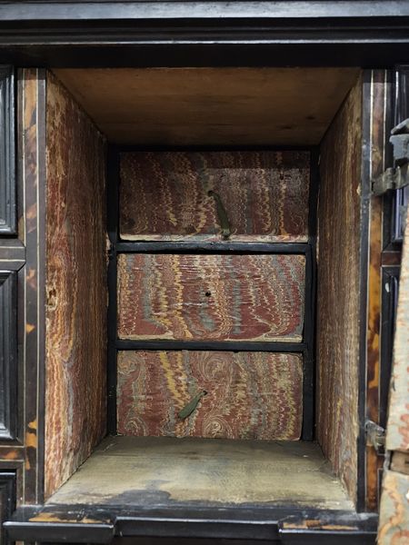 Monetiere italiano in legno ebanizzato e tartaruga  - Asta  Arredi Antichi, Oggetti d'Arte, Curiosities con una selezione di tappeti - Associazione Nazionale - Case d'Asta italiane