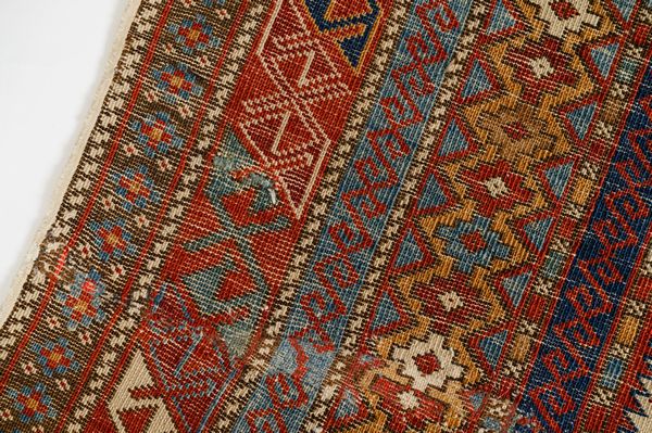 Tappeto Daghestan Caucaso  - Asta  Arredi Antichi, Oggetti d'Arte, Curiosities con una selezione di tappeti - Associazione Nazionale - Case d'Asta italiane