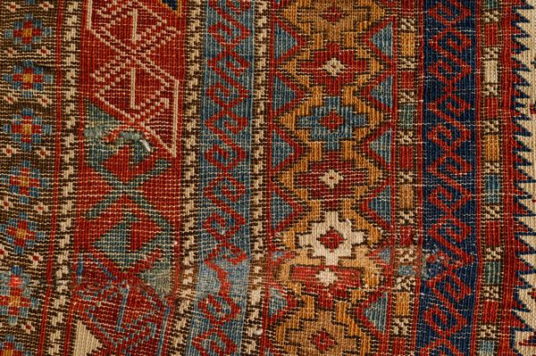 Tappeto Daghestan Caucaso  - Asta  Arredi Antichi, Oggetti d'Arte, Curiosities con una selezione di tappeti - Associazione Nazionale - Case d'Asta italiane