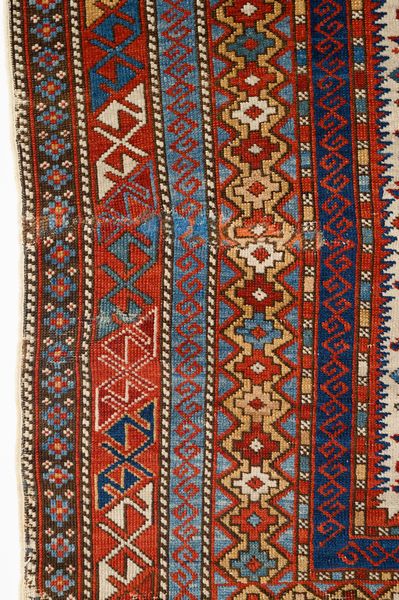 Tappeto Daghestan Caucaso  - Asta  Arredi Antichi, Oggetti d'Arte, Curiosities con una selezione di tappeti - Associazione Nazionale - Case d'Asta italiane