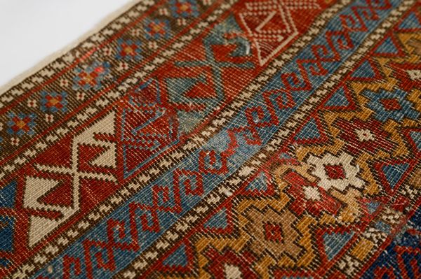 Tappeto Daghestan Caucaso  - Asta  Arredi Antichi, Oggetti d'Arte, Curiosities con una selezione di tappeti - Associazione Nazionale - Case d'Asta italiane