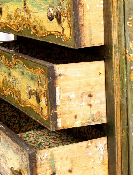 Comò italiano laccato Luigi XV  - Asta  Arredi Antichi, Oggetti d'Arte, Curiosities con una selezione di tappeti - Associazione Nazionale - Case d'Asta italiane