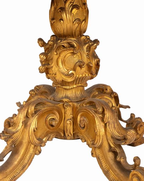 Tavolo Luigi XVI italiano da centro  - Asta  Arredi Antichi, Oggetti d'Arte, Curiosities con una selezione di tappeti - Associazione Nazionale - Case d'Asta italiane