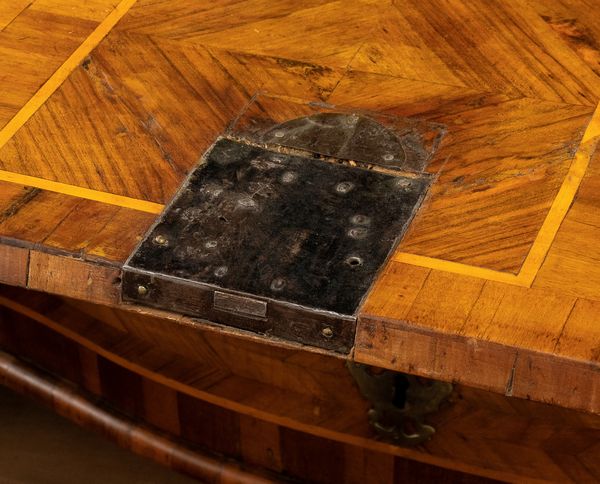 Ribalta italiana in noce, Luigi XV  - Asta  Arredi Antichi, Oggetti d'Arte, Curiosities con una selezione di tappeti - Associazione Nazionale - Case d'Asta italiane