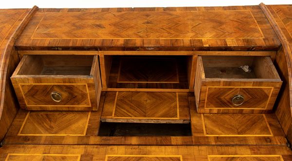 Ribalta italiana in noce, Luigi XV  - Asta  Arredi Antichi, Oggetti d'Arte, Curiosities con una selezione di tappeti - Associazione Nazionale - Case d'Asta italiane