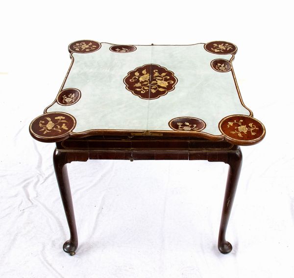 John Channon : Tavolino da gioco inglese Giorgio II  - Asta  Arredi Antichi, Oggetti d'Arte, Curiosities con una selezione di tappeti - Associazione Nazionale - Case d'Asta italiane