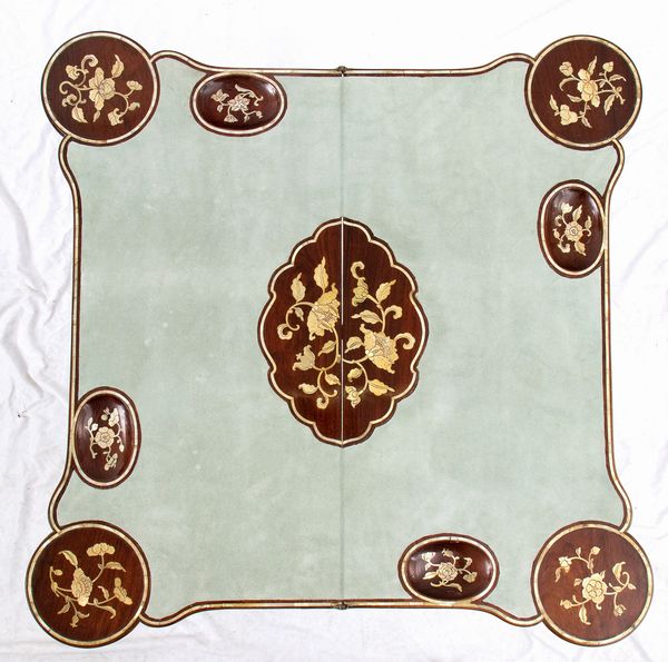 John Channon : Tavolino da gioco inglese Giorgio II  - Asta  Arredi Antichi, Oggetti d'Arte, Curiosities con una selezione di tappeti - Associazione Nazionale - Case d'Asta italiane