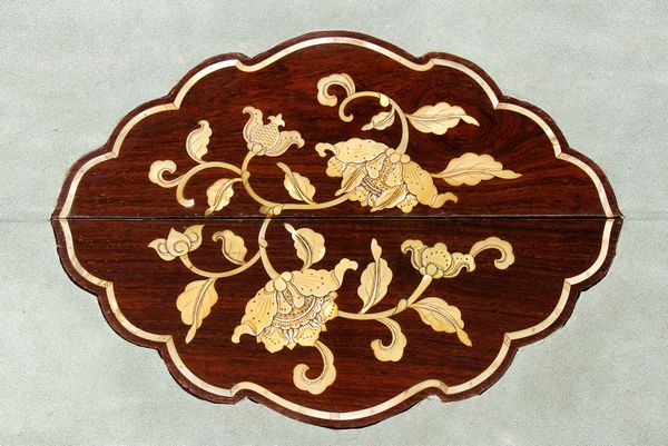 John Channon : Tavolino da gioco inglese Giorgio II  - Asta  Arredi Antichi, Oggetti d'Arte, Curiosities con una selezione di tappeti - Associazione Nazionale - Case d'Asta italiane