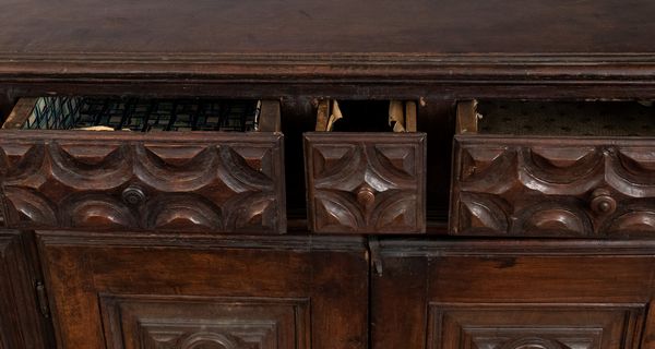 Credenza italiana Luigi XIV  - Asta  Arredi Antichi, Oggetti d'Arte, Curiosities con una selezione di tappeti - Associazione Nazionale - Case d'Asta italiane