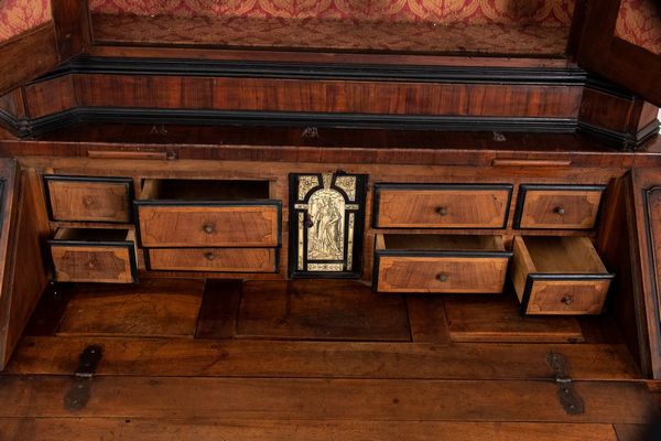 Trumeau italiano in noce con intarsi in avorio  - Asta  Arredi Antichi, Oggetti d'Arte, Curiosities con una selezione di tappeti - Associazione Nazionale - Case d'Asta italiane