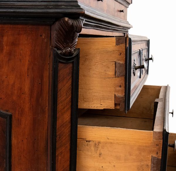 Trumeau italiano in noce con intarsi in avorio  - Asta  Arredi Antichi, Oggetti d'Arte, Curiosities con una selezione di tappeti - Associazione Nazionale - Case d'Asta italiane