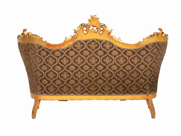 Divano dorato  Luigi XVI italiano con poggiapiedi  - Asta  Arredi Antichi, Oggetti d'Arte, Curiosities con una selezione di tappeti - Associazione Nazionale - Case d'Asta italiane