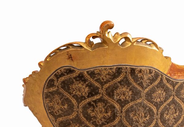 Divano dorato  Luigi XVI italiano con poggiapiedi  - Asta  Arredi Antichi, Oggetti d'Arte, Curiosities con una selezione di tappeti - Associazione Nazionale - Case d'Asta italiane