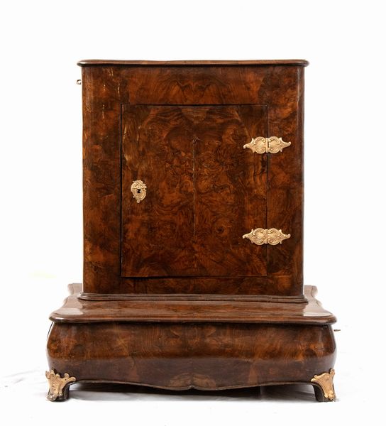 Inginocchiatoio italiano in radica di noce, Luigi XV  - Asta  Arredi Antichi, Oggetti d'Arte, Curiosities con una selezione di tappeti - Associazione Nazionale - Case d'Asta italiane