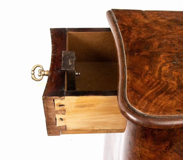 Inginocchiatoio italiano in radica di noce, Luigi XV  - Asta  Arredi Antichi, Oggetti d'Arte, Curiosities con una selezione di tappeti - Associazione Nazionale - Case d'Asta italiane