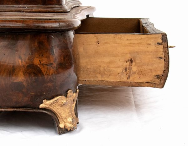 Inginocchiatoio italiano in radica di noce, Luigi XV  - Asta  Arredi Antichi, Oggetti d'Arte, Curiosities con una selezione di tappeti - Associazione Nazionale - Case d'Asta italiane