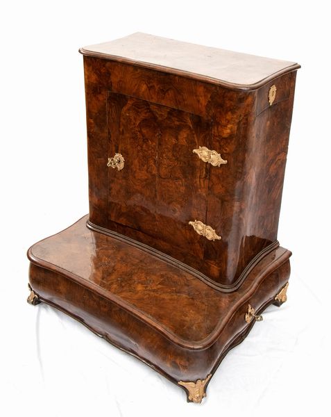 Inginocchiatoio italiano in radica di noce, Luigi XV  - Asta  Arredi Antichi, Oggetti d'Arte, Curiosities con una selezione di tappeti - Associazione Nazionale - Case d'Asta italiane