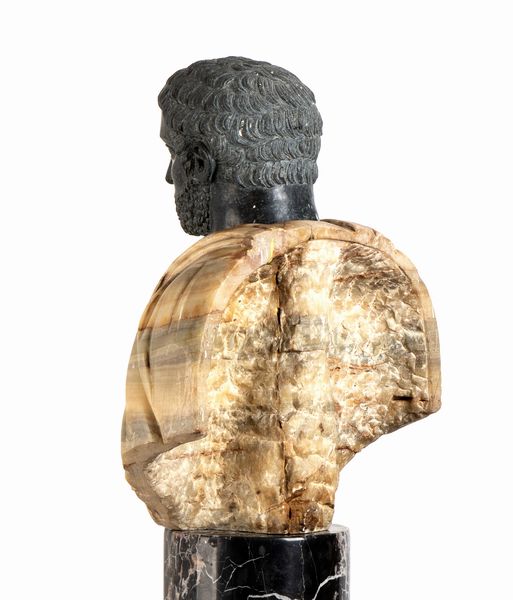 Busto di Imperatore Romano in marmo giallo  - Asta  Arredi Antichi, Oggetti d'Arte, Curiosities con una selezione di tappeti - Associazione Nazionale - Case d'Asta italiane