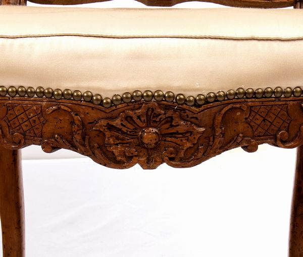 Gruppo di quattro poltrone francesi, Reggenza  - Asta  Arredi Antichi, Oggetti d'Arte, Curiosities con una selezione di tappeti - Associazione Nazionale - Case d'Asta italiane