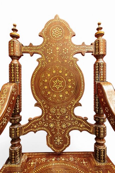 Coppia di troni marocchini intarsiati e intagliati  - Asta  Arredi Antichi, Oggetti d'Arte, Curiosities con una selezione di tappeti - Associazione Nazionale - Case d'Asta italiane