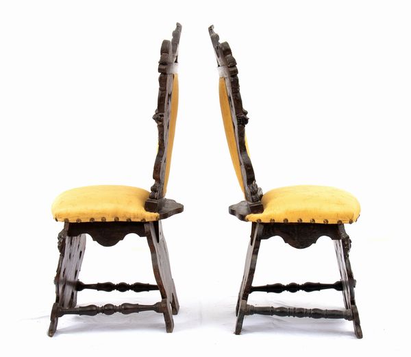 Capotavola e coppia di sedie italiane intagliate, Rinascimento  - Asta  Arredi Antichi, Oggetti d'Arte, Curiosities con una selezione di tappeti - Associazione Nazionale - Case d'Asta italiane