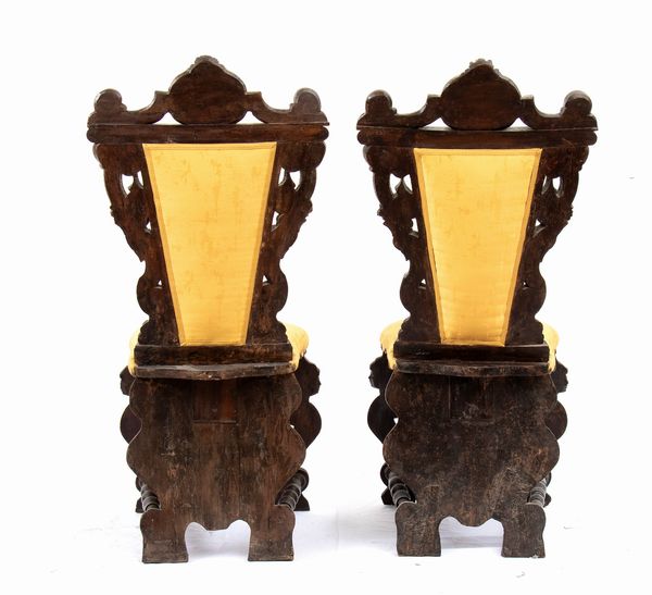 Capotavola e coppia di sedie italiane intagliate, Rinascimento  - Asta  Arredi Antichi, Oggetti d'Arte, Curiosities con una selezione di tappeti - Associazione Nazionale - Case d'Asta italiane