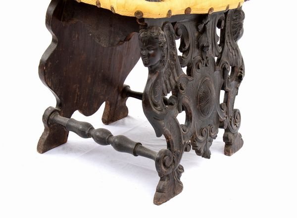 Capotavola e coppia di sedie italiane intagliate, Rinascimento  - Asta  Arredi Antichi, Oggetti d'Arte, Curiosities con una selezione di tappeti - Associazione Nazionale - Case d'Asta italiane