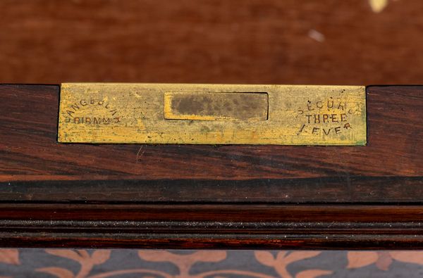 Gillows of Lancaster : Scrivania inglese Vittoriana intarsiata  - Asta  Arredi Antichi, Oggetti d'Arte, Curiosities con una selezione di tappeti - Associazione Nazionale - Case d'Asta italiane