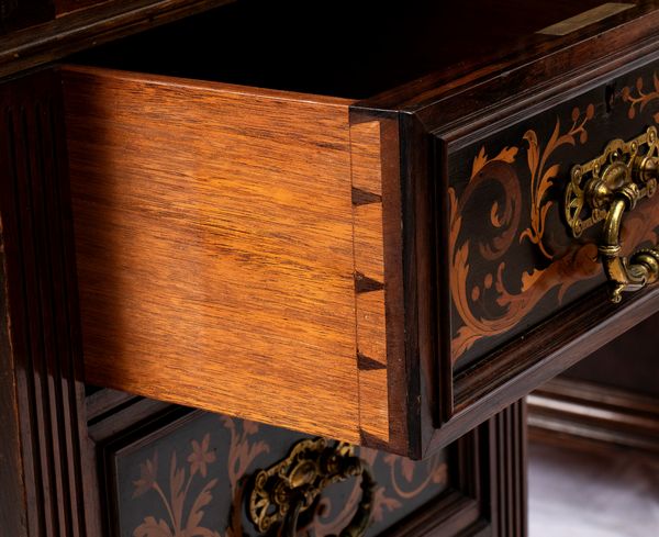 Gillows of Lancaster : Scrivania inglese Vittoriana intarsiata  - Asta  Arredi Antichi, Oggetti d'Arte, Curiosities con una selezione di tappeti - Associazione Nazionale - Case d'Asta italiane