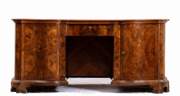 Scrivania da centro italiana Luigi XVI  - Asta  Arredi Antichi, Oggetti d'Arte, Curiosities con una selezione di tappeti - Associazione Nazionale - Case d'Asta italiane