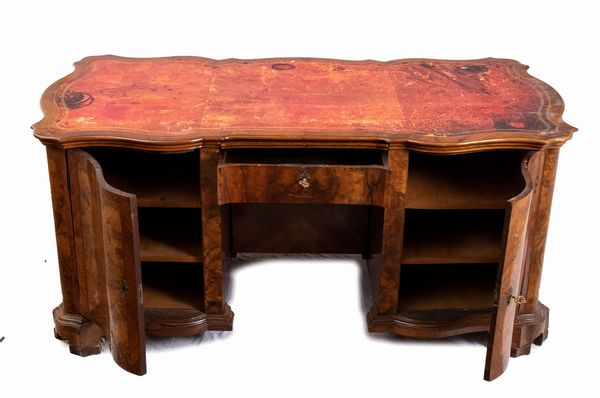 Scrivania da centro italiana Luigi XVI  - Asta  Arredi Antichi, Oggetti d'Arte, Curiosities con una selezione di tappeti - Associazione Nazionale - Case d'Asta italiane