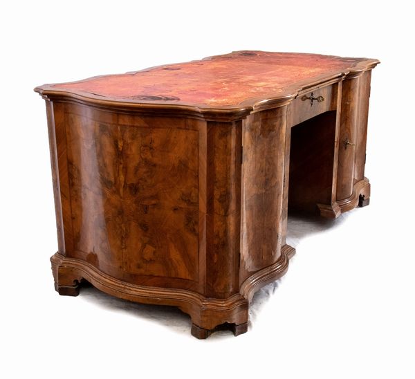 Scrivania da centro italiana Luigi XVI  - Asta  Arredi Antichi, Oggetti d'Arte, Curiosities con una selezione di tappeti - Associazione Nazionale - Case d'Asta italiane