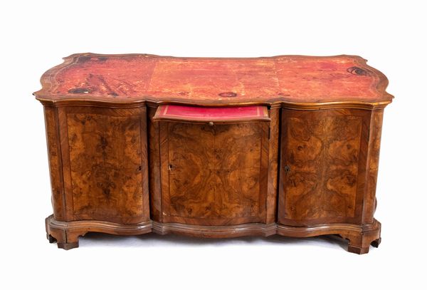 Scrivania da centro italiana Luigi XVI  - Asta  Arredi Antichi, Oggetti d'Arte, Curiosities con una selezione di tappeti - Associazione Nazionale - Case d'Asta italiane