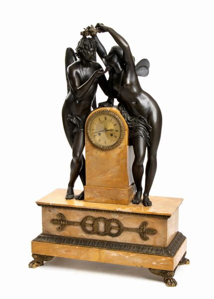 Ledure Bronzier Hémon Her : Orologio d'appoggio francese raffigurante Amore e Psiche  - Asta  Arredi Antichi, Oggetti d'Arte, Curiosities con una selezione di tappeti - Associazione Nazionale - Case d'Asta italiane