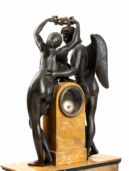 Ledure Bronzier Hémon Her : Orologio d'appoggio francese raffigurante Amore e Psiche  - Asta  Arredi Antichi, Oggetti d'Arte, Curiosities con una selezione di tappeti - Associazione Nazionale - Case d'Asta italiane