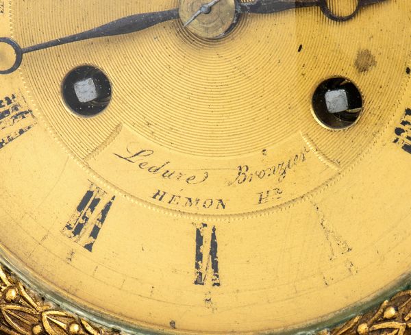 Ledure Bronzier Hémon Her : Orologio d'appoggio francese raffigurante Amore e Psiche  - Asta  Arredi Antichi, Oggetti d'Arte, Curiosities con una selezione di tappeti - Associazione Nazionale - Case d'Asta italiane