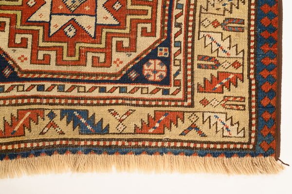 Tappeto Kazak  - Asta  Arredi Antichi, Oggetti d'Arte, Curiosities con una selezione di tappeti - Associazione Nazionale - Case d'Asta italiane