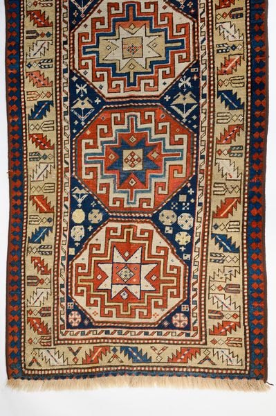 Tappeto Kazak  - Asta  Arredi Antichi, Oggetti d'Arte, Curiosities con una selezione di tappeti - Associazione Nazionale - Case d'Asta italiane