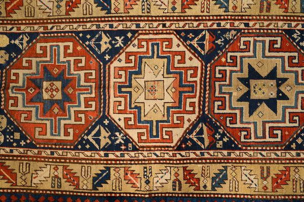 Tappeto Kazak  - Asta  Arredi Antichi, Oggetti d'Arte, Curiosities con una selezione di tappeti - Associazione Nazionale - Case d'Asta italiane